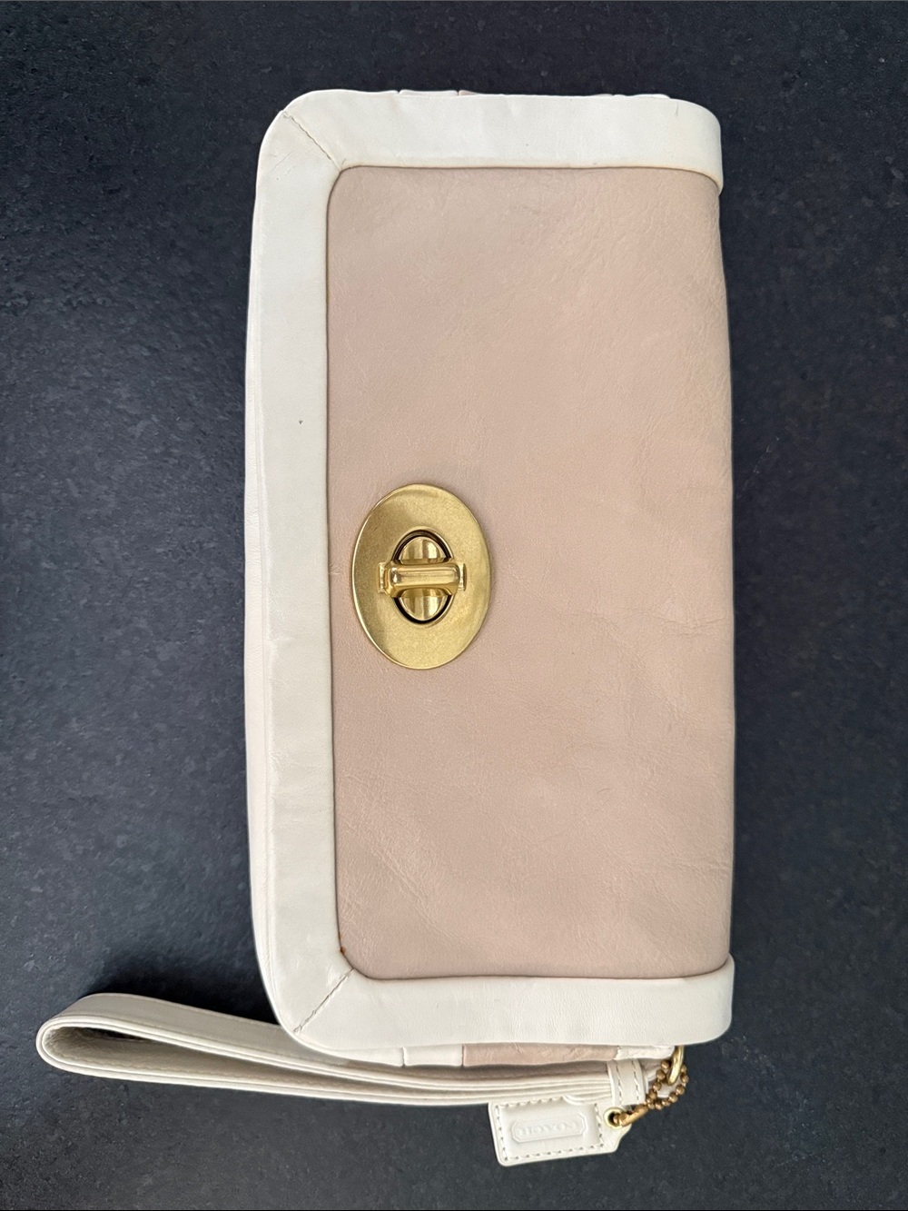 Coach vintage turn lock Beige and white Leather Wristlet Clutch EUC